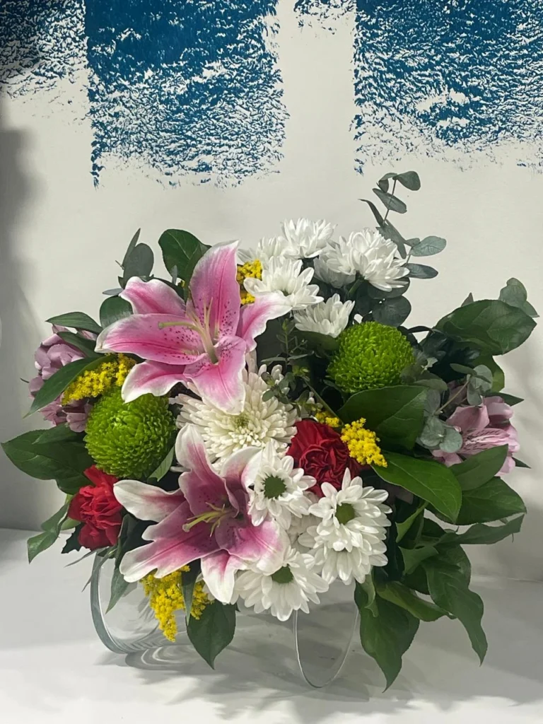 Ram de flors variades amb lliris roses
