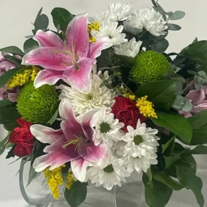 Ram de flors variades amb lliris roses