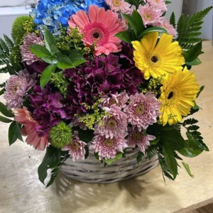 Cistella flor variada amb gerberas