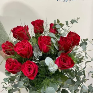 Dotzena de roses vermelles i verds variat