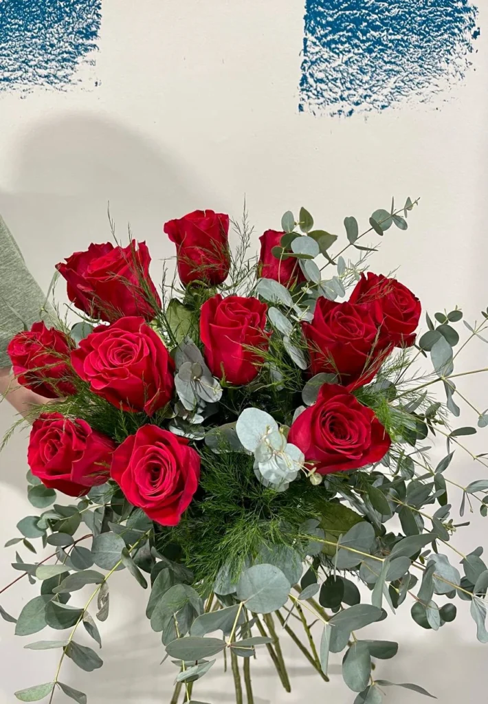 Ram de dotze roses vermelles i verds variat