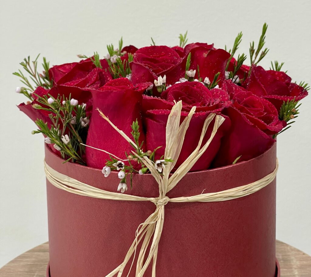 Caixa floral amb dotze roses vermelles fresques