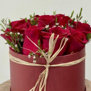 Caixa floral amb dotze roses vermelles fresques